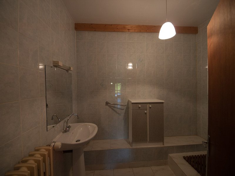 Gîte 4-6 personnes – vue sur salle de bains