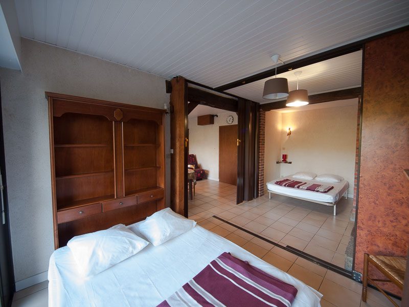Gîte 4-6 personnes – vue sur chambres séparées par des cloisons amovibles