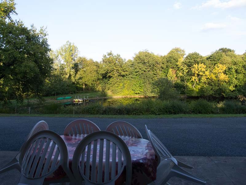 Terrasse gîte – vue sur plan d’eau
